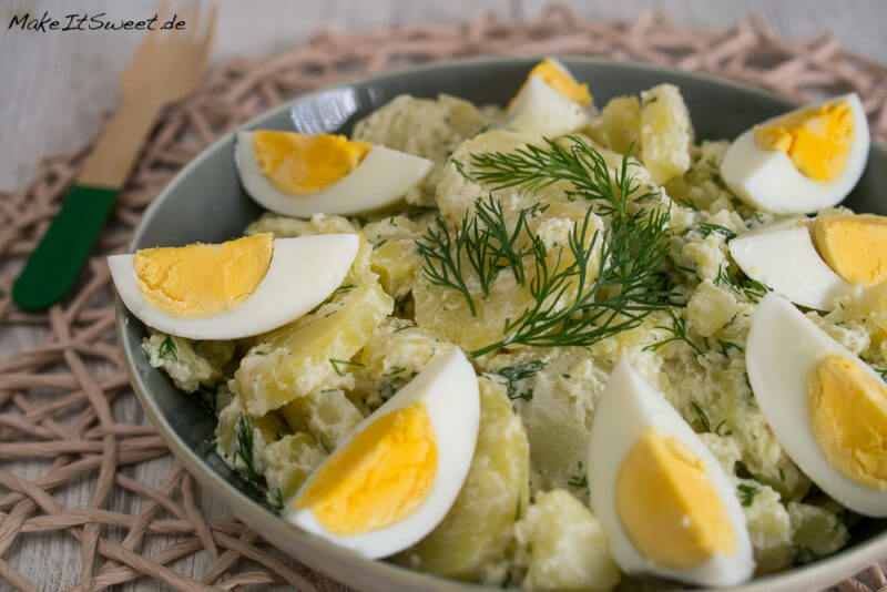 Nahaufnahme Salat mit Kartoffeln, Dill und Eiern