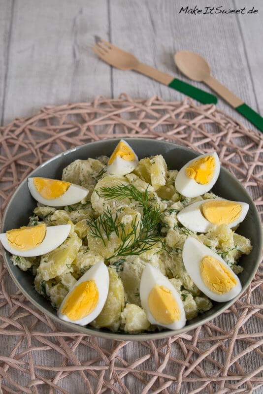 Kartoffelsalat mit angeschnittenen Eiern und Dill in einer Schüssel