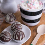 Eine Tasse heiße Schokolade mit Marshmallows und selbstgemachten Hot Chocolate Bombs