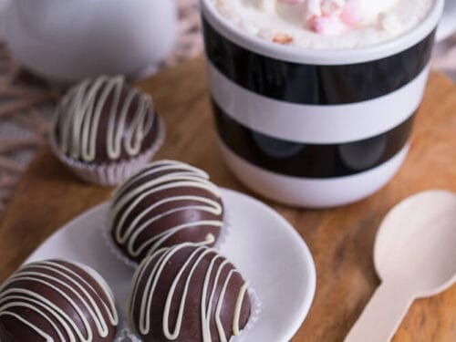Eine Tasse heiße Schokolade mit Marshmallows und selbstgemachten Hot Chocolate Bombs