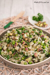 Wildreissalat mit Pistazien und Erbsen