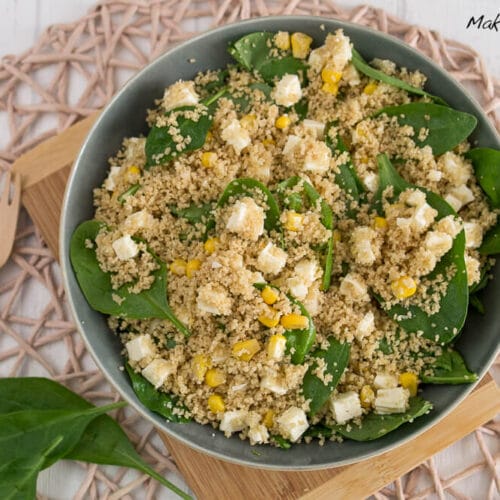 Couscous Salat mit Spinat, Mais und Feta 3 Schüssel mit Couscous-Salat mit Spinat, Fetakäsewürfeln und Mais.