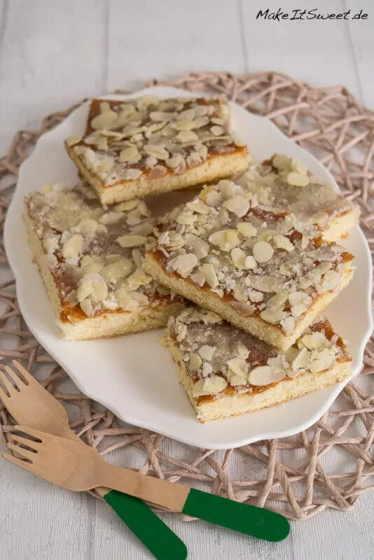 Einfacher Blitz-Butterkuchen mit Mandeln Rezept 1 Ein Rezept für einen Blitz-Butterkuchen mit Mandeln vom Backblech.