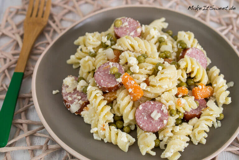 Nudelsalat mit Feta und Kabanossi - schnell und einfach