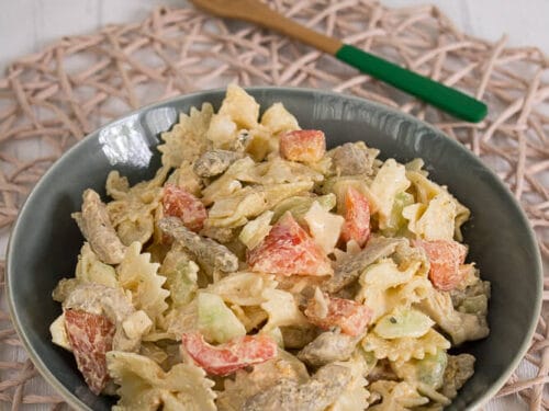 Cremiger Gyros-Nudelsalat mit Paprika, Gurken und Zwiebeln in einer Schüssel.