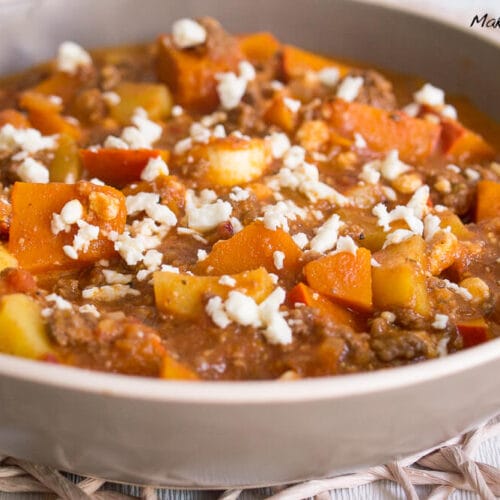 Kürbis-Hackfleisch-Pfanne mit Feta und Kartoffeln 3 Schüssel mit Kürbis-Hackfleisch-Pfanne mit Hackfleisch, Kürbis, Kartoffeln und zerbröckeltem Feta darauf.