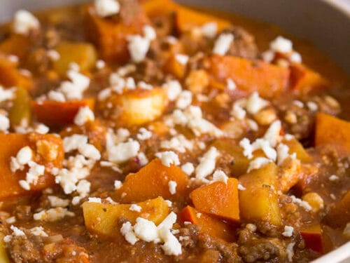 Eine deftige Kürbis-Hackfleisch-Pfanne mit Kürbisstücken, Kartoffeln, Hackfleisch und zerbröckeltem Feta.