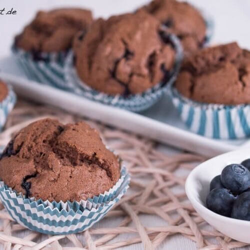 Schoko-Blaubeermuffins auf einem Teller.