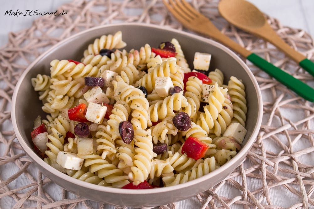Griechischer Nudelsalat mit Feta und Paprika