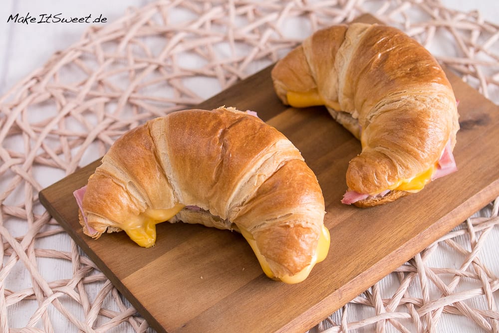 Croissant mit Schinken und Käse