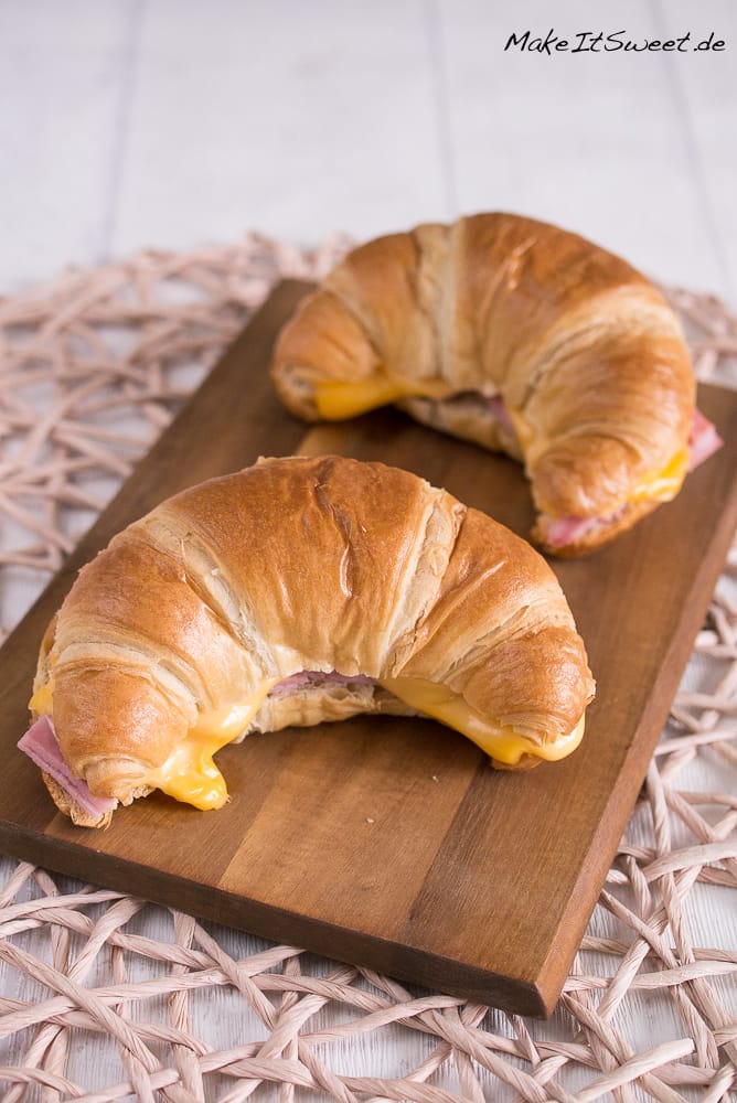 Croissant mit Schinken und Käse