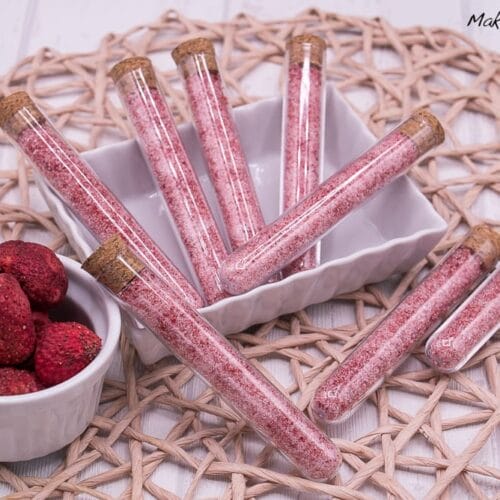 Erdbeerzucker selber machen 3 Reagenzgläser mit rosa Erdbeerzucker und eine kleine Schale mit getrockneten Erdbeeren nebeneinander.