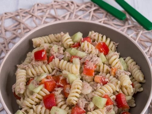 Schüssel Nudelsalat mit Thunfisch mit roter Paprika und Gurke.