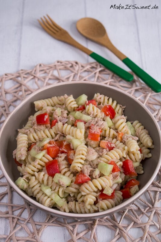 Nudelsalat mit Thunfisch, Gurke und Paprika