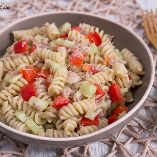 Nudelsalat mit Thunfisch, Gurke und Paprika 3 Schüssel Nudelsalat mit Thunfisch mit Nudeln, roter Paprika und Gurke.