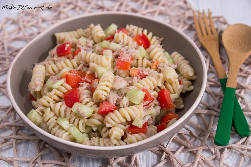 Nudelsalat mit Thunfisch, Gurke und Paprika