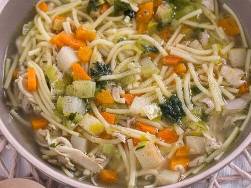 Eine Schüssel Hühnersuppe mit sichtbarem Gemüse und Hähnchenstücken, zubereitet im Ninja Speedi.