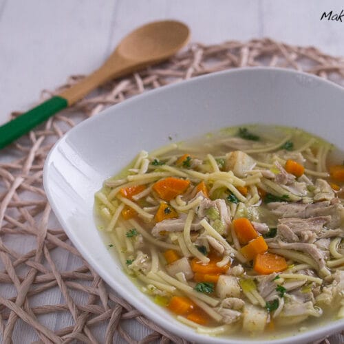 Selbstgemachte Hühnersuppe kochen - einfach 3 Schüssel Hühnersuppe mit Nudeln, Karotten, Sellerie und Hähnchenteilen.