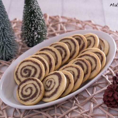 Zimtschnecken Plätzchen 3 Ovaler Teller mit Zimtschnecken Plätzchen.