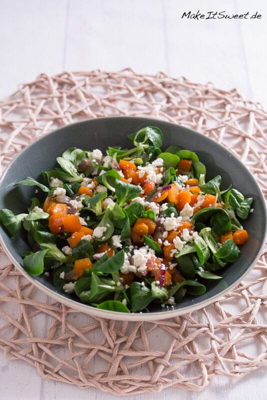 Eine Schüssel mit einem Wintersalat mit Feta, Möhren und Feldsalat