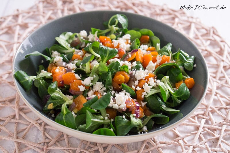 Eine Schüssel angerichtet mit Feldsalat mit Möhren und Feta 