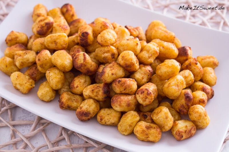 Knusprige Gnocchis aus der Heißluftfritteuse auf einer Platte