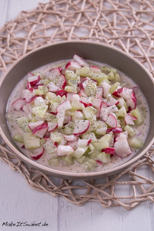 Gurken-Radieschen-Salat mit Dill und Joghurt-Dressing