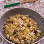 Linsensalat mit getrockneten Tomaten und Feta Eine Schüssel mit gelbem Linsensalat mit gewürfeltem Fetakäse und getrockneten Tomaten.