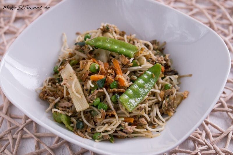 Asia-Pfanne mit Thunfisch, Nudeln und Gemüse