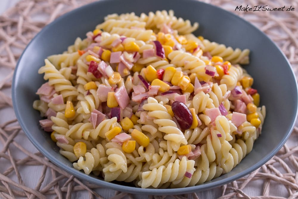 Nudelsalat mit Schinken, Mais und Kidneybohnen Nudelsalat mit Schinken, Mais und Kidneybohnen