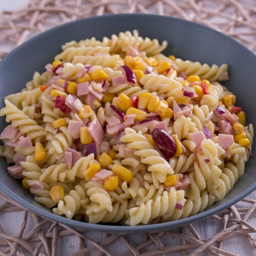Griechischer Nudelsalat mit Feta und Paprika - einfach