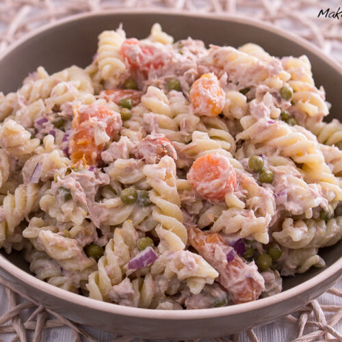 Nudelsalat mit Thunfisch, Erbsen und Möhren