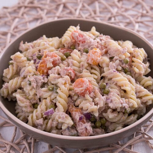 Griechischer Nudelsalat mit Feta und Paprika - einfach