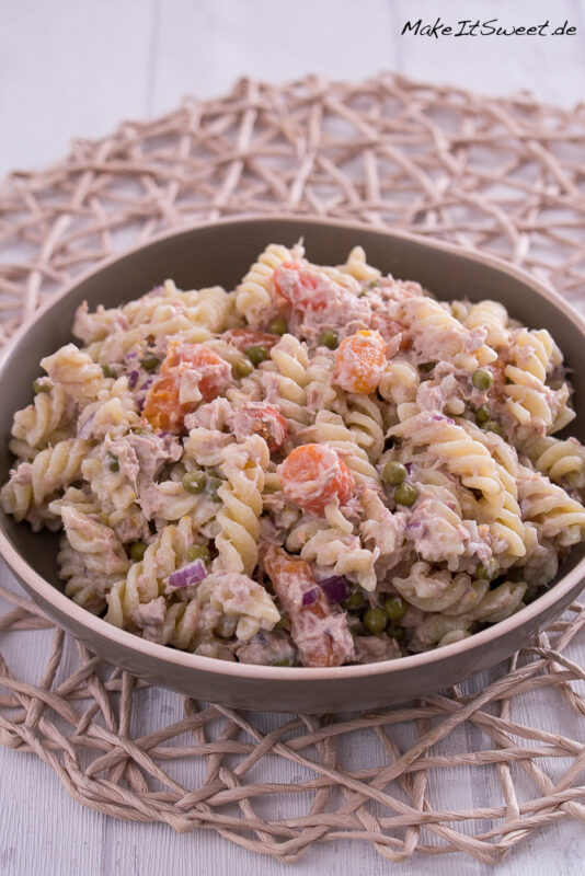Nudelsalat mit Thunfisch, Erbsen und Möhren