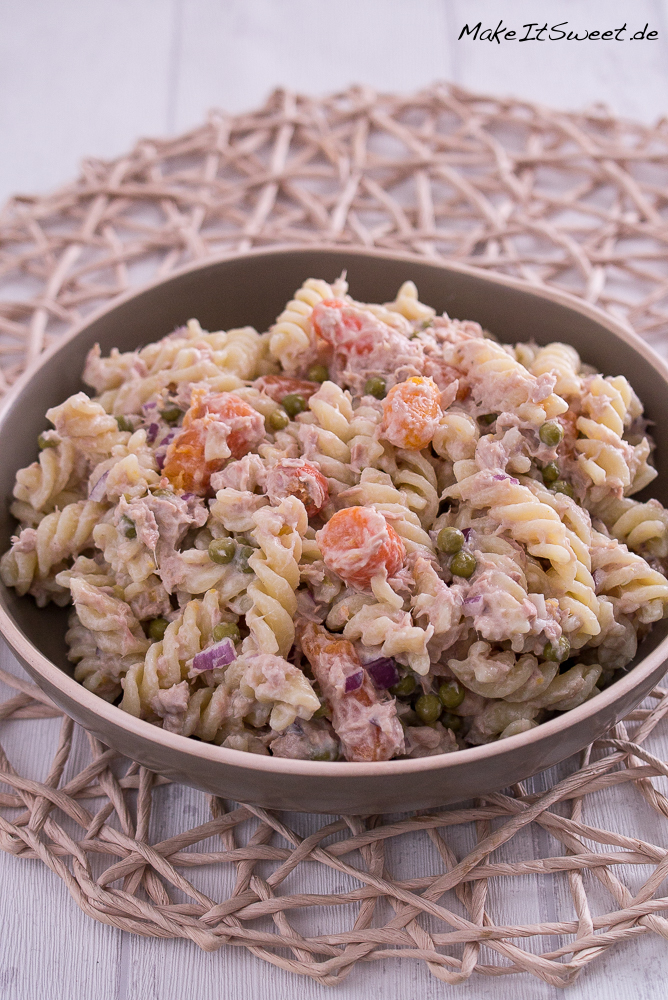 Nudelsalat mit Thunfisch, Erbsen und Möhren