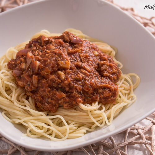 Nudeln mit Thunfisch-Tomaten-Soße und Knoblauch