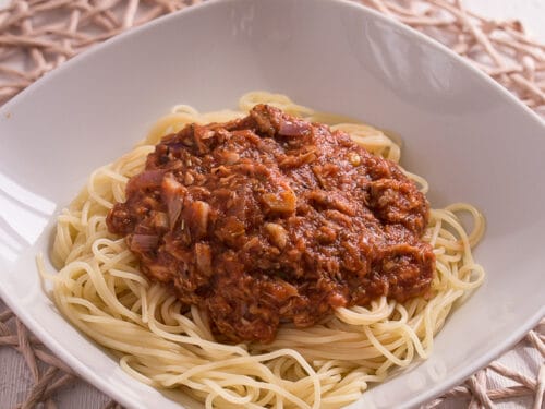 Spaghetti mit Tomaten-Thunfisch-Soße, serviert in einer weißen Schale.