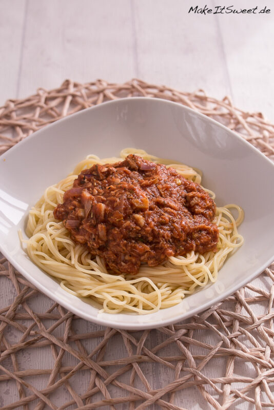 Nudeln mit Thunfisch-Tomaten-Soße und Knoblauch