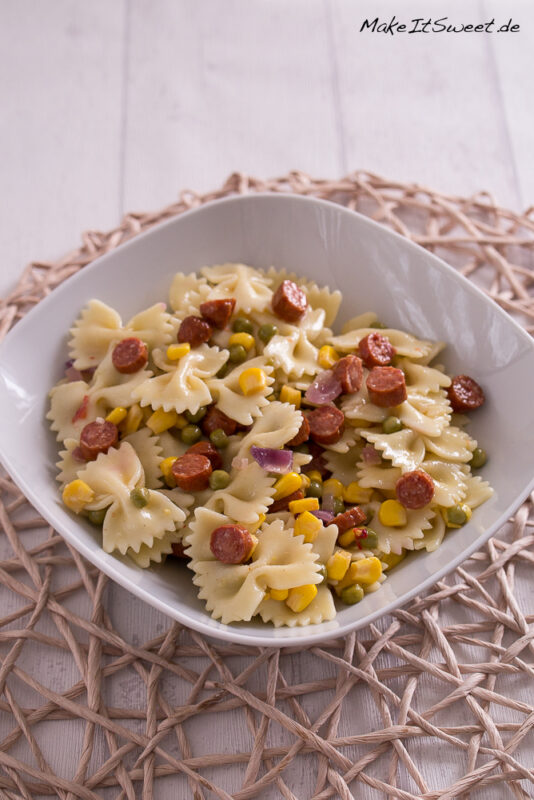 Nudelsalat mit Kabanossi, Erbsen und Mais