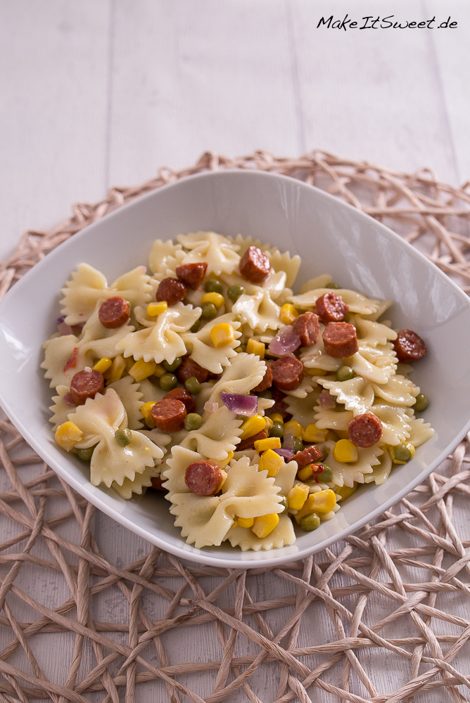 Nudelsalat mit Kabanossi, Erbsen und Mais