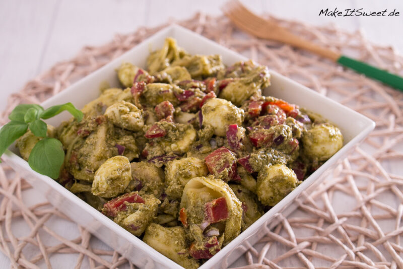Tortellini Salat mit Pesto, Paprika und Mozzarella 1 Tortellini Salat mit Pesto, Paprika und Mozzarella