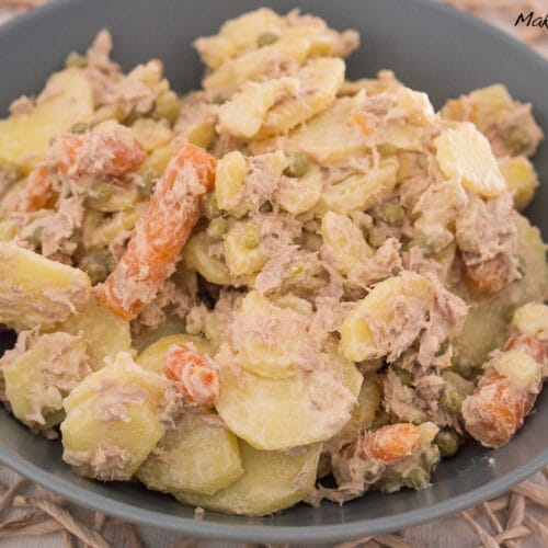 Kartoffelsalat mit Thunfisch, Erbsen und Möhren