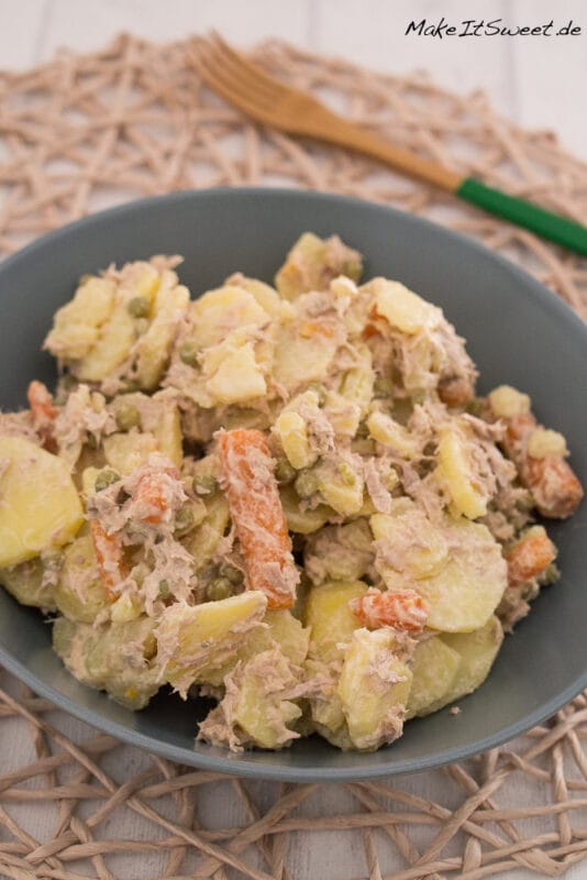 Kartoffelsalat mit Thunfisch, Erbsen und Möhren