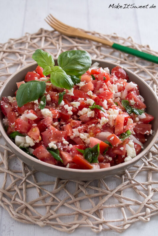 Tomatensalat mit Feta und Basilikum