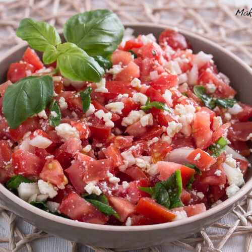Tomatensalat mit Feta und Basilikum
