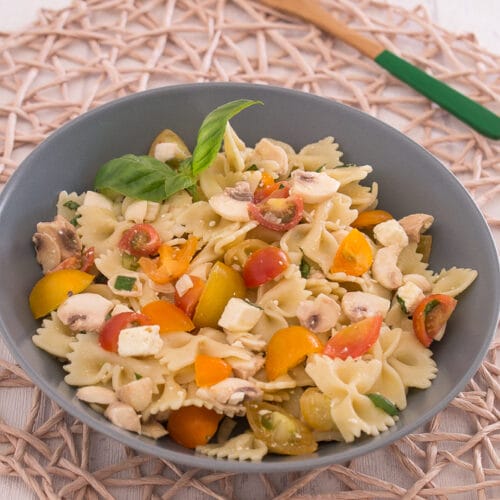 Griechischer Nudelsalat mit Feta und Paprika - einfach