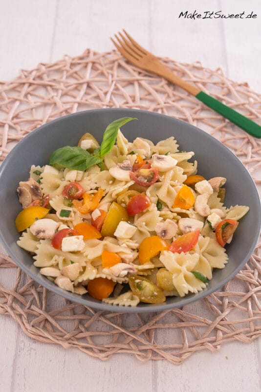 Nudelsalat mit Tomaten, Champignons und Feta