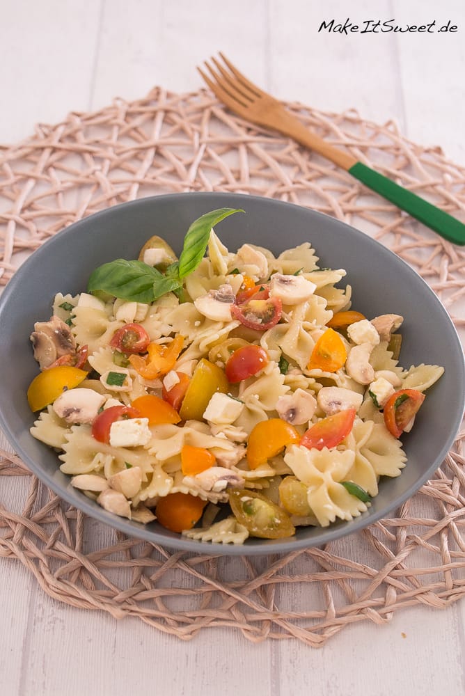 Nudelsalat mit Tomaten, Champignons und Feta
