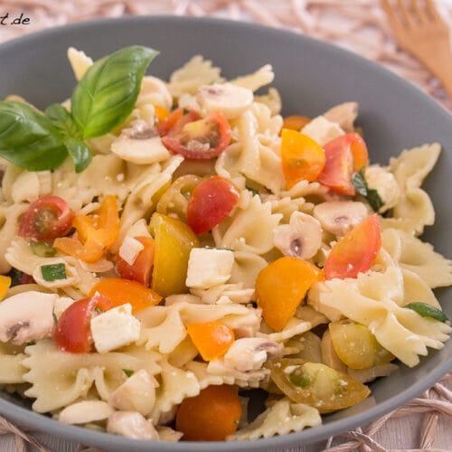 Nudelsalat mit Tomaten, Champignons und Feta