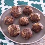 Mehrere Mini-Frikadellen aus der Heißluftfritteuse auf einem braunen Teller angeordnet.